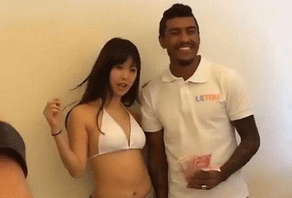 领班满意的点点头：那行，那你先回去休息吧，明儿还是早上九点。